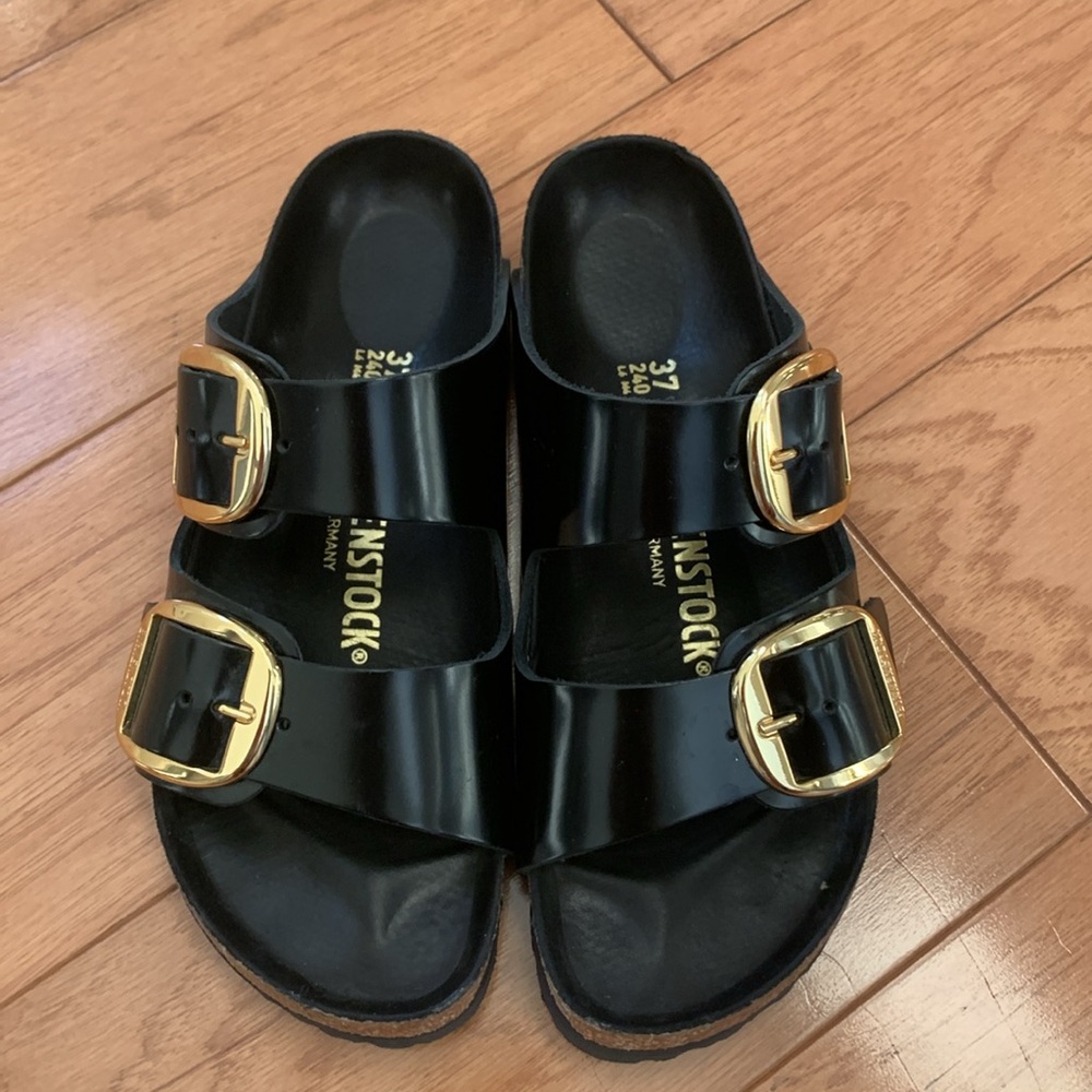 Big Buckle Birkenstock in black patent leather